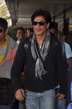 Shahrukh Khan arrives from Unesco Dusseldorf event in Airport, Mumbai on 21st Nov 2011 (14).JPG
